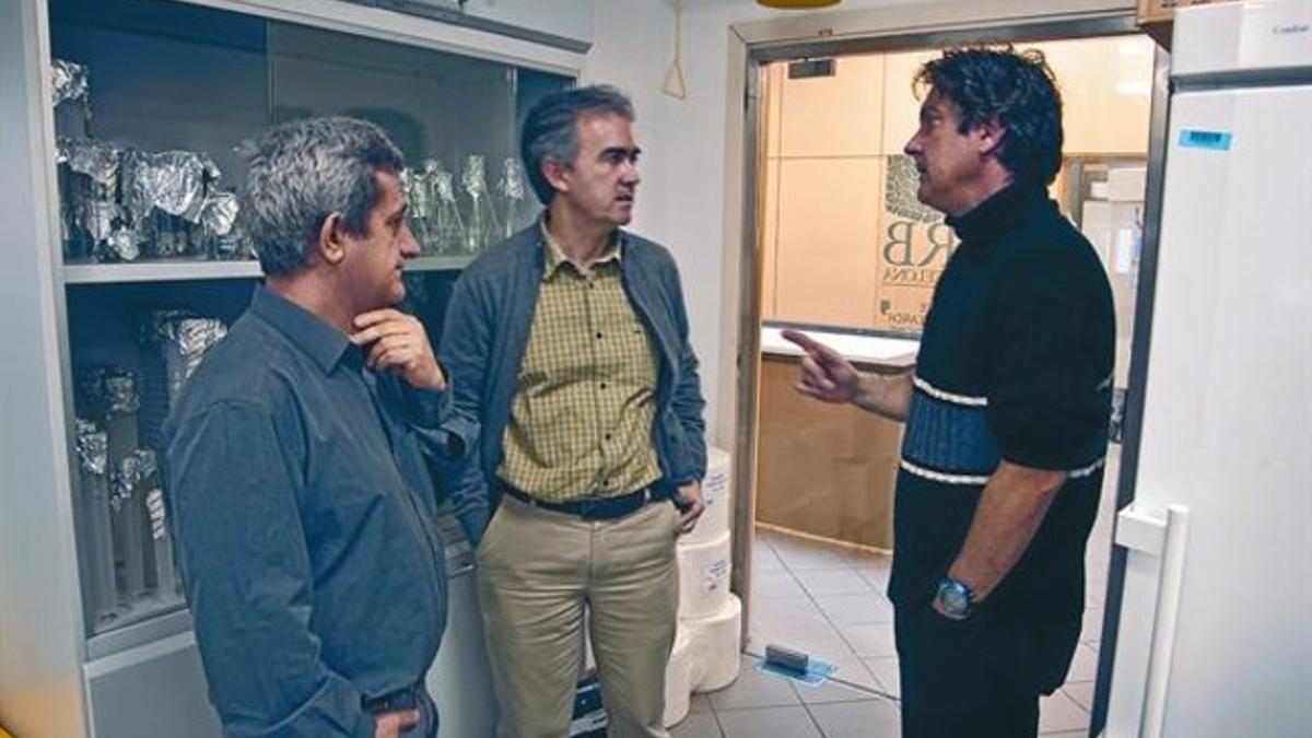 En el Institut de Recerca Biomédica de Barcelona 8 Los científicos Cayetano González, Ángel Rodríguez Nebreda y Modesto Orozco, ayer.