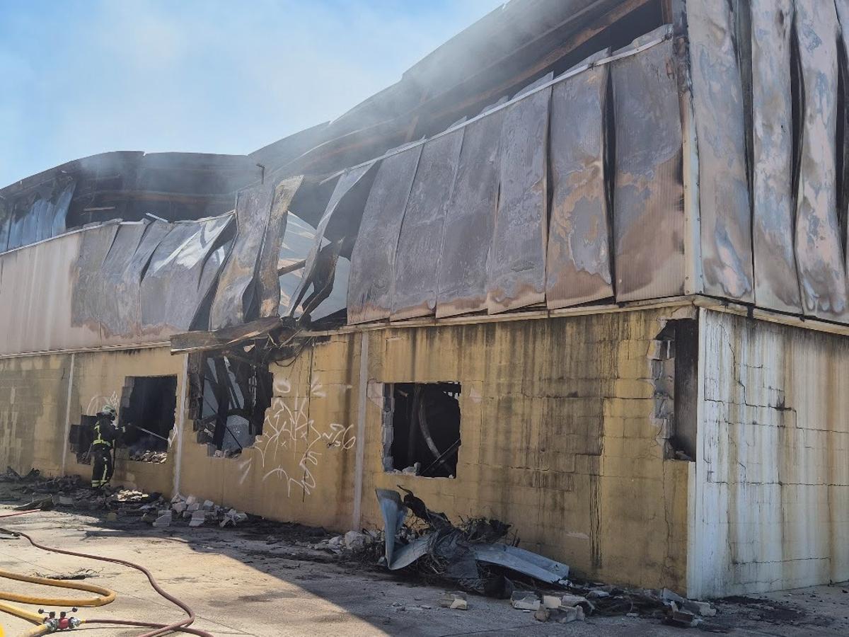 Un incendio destruye dos naves industriales en el polígono de Binissalem Un incendio destruye dos naves industriales en el polígono de Binissalem