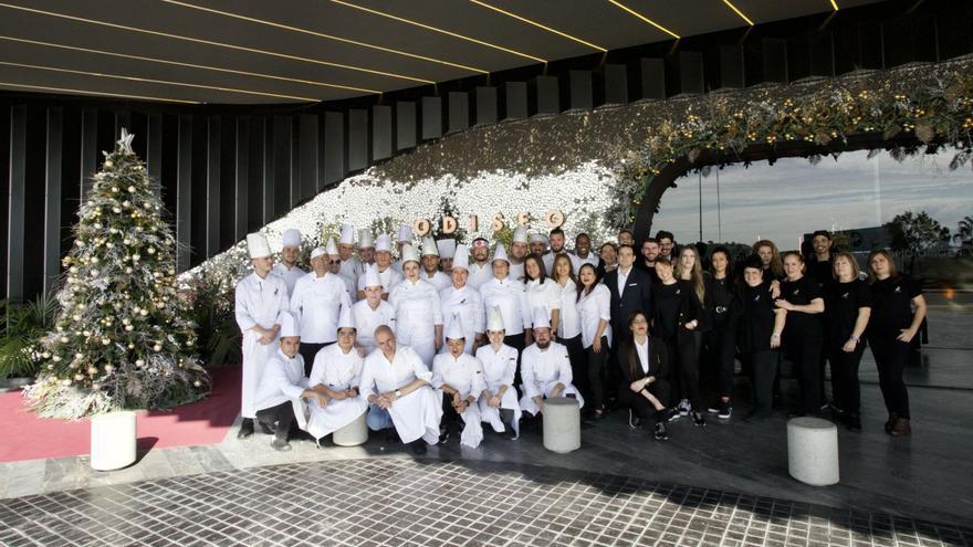 Arriba, foto de familia del equipo de Odiseo. A la Izquierda, Nazario Cano (con 1 estrella Michelin). Sobre estas líneas parte del equipo artístico.  | JUAN CARLOS CAVAL Y ODISEO