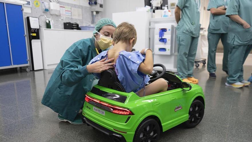 Un hospital permite acompañar a los niños al quirófano hasta la anestesia e incorpora coches eléctricos en el circuito