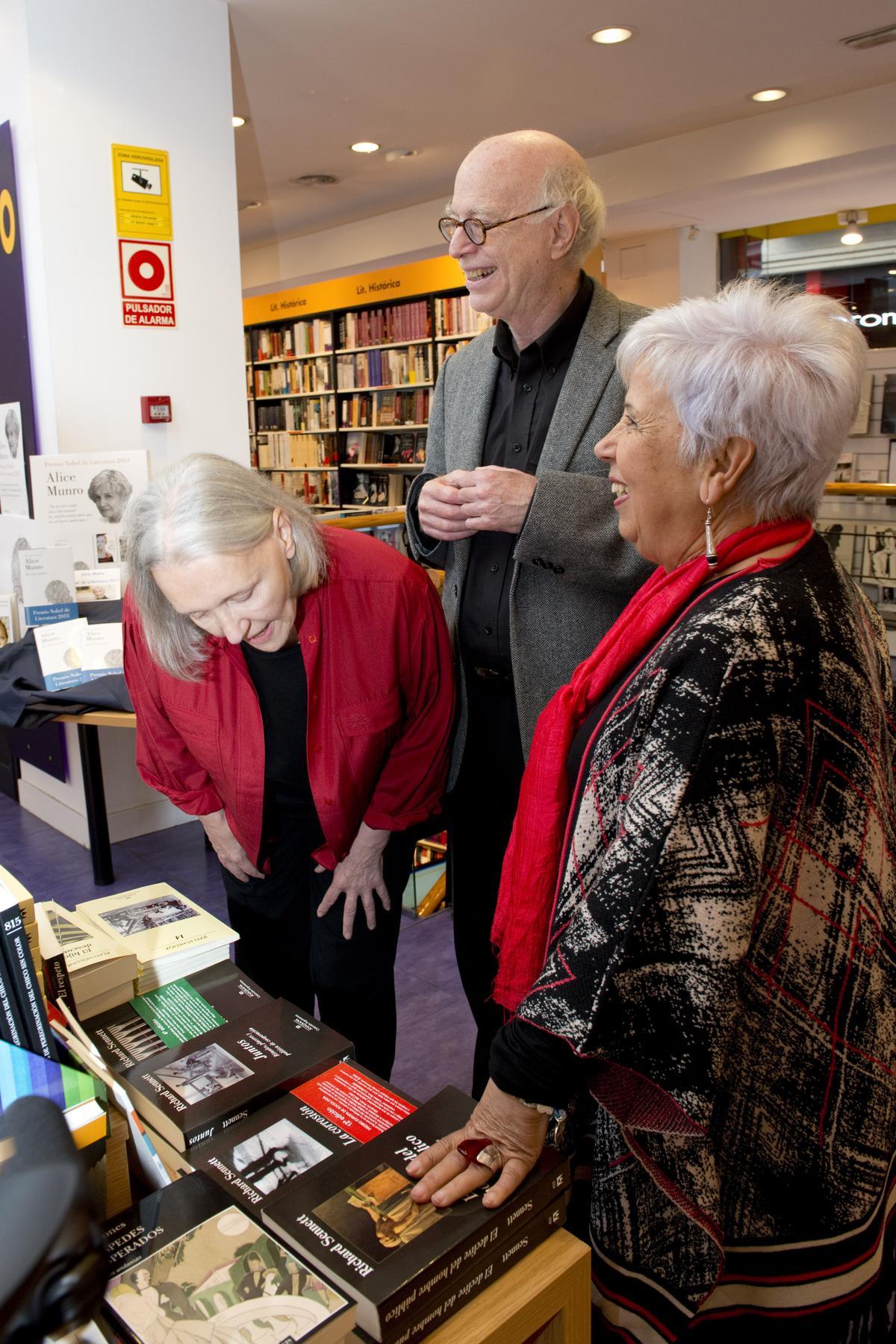 Conchita Quirós, con Saskia Sassen y su marido, en Cervantes,