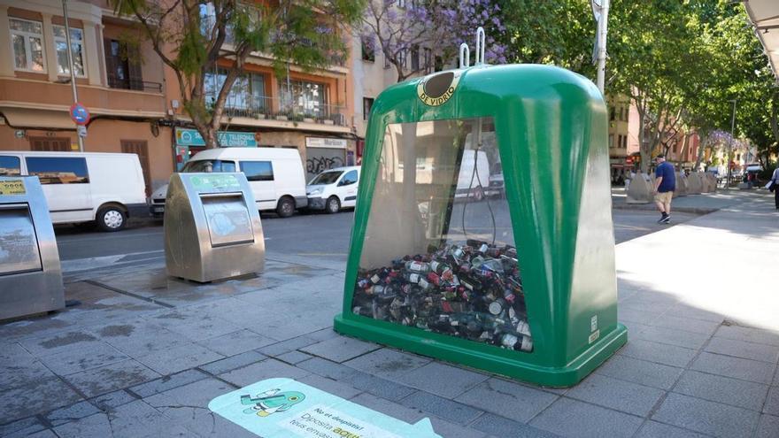 Palma estrena un contenedor de vidrio transparente para visualizar qué se recicla