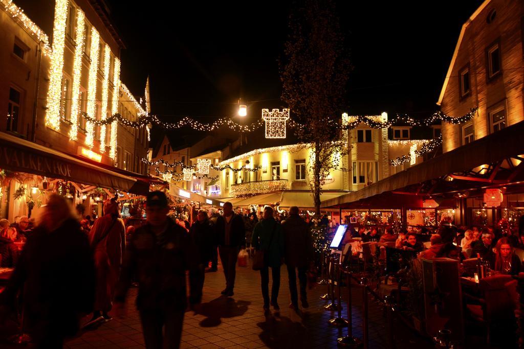 Luces y puestos en el mercadillo de Valkenburg