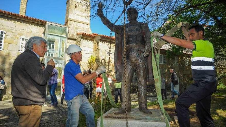 Unos operarios preparan la escultura de Fraga para su traslado. // I. A.