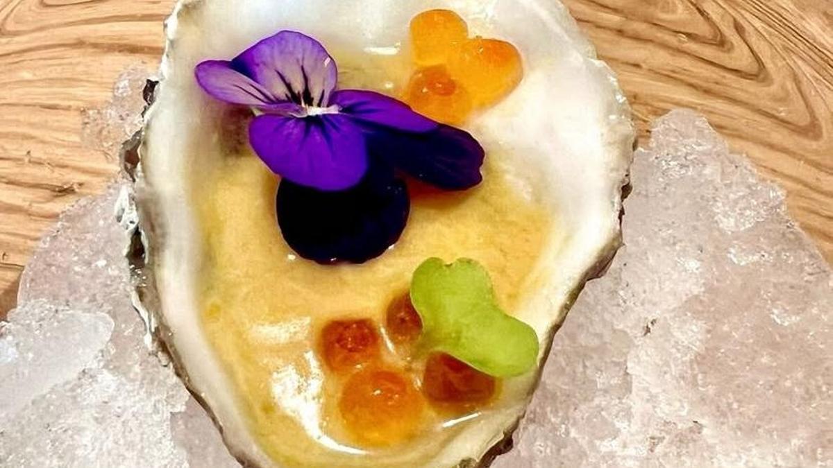 La ostra acevichada con ají amarillo de Arousa.