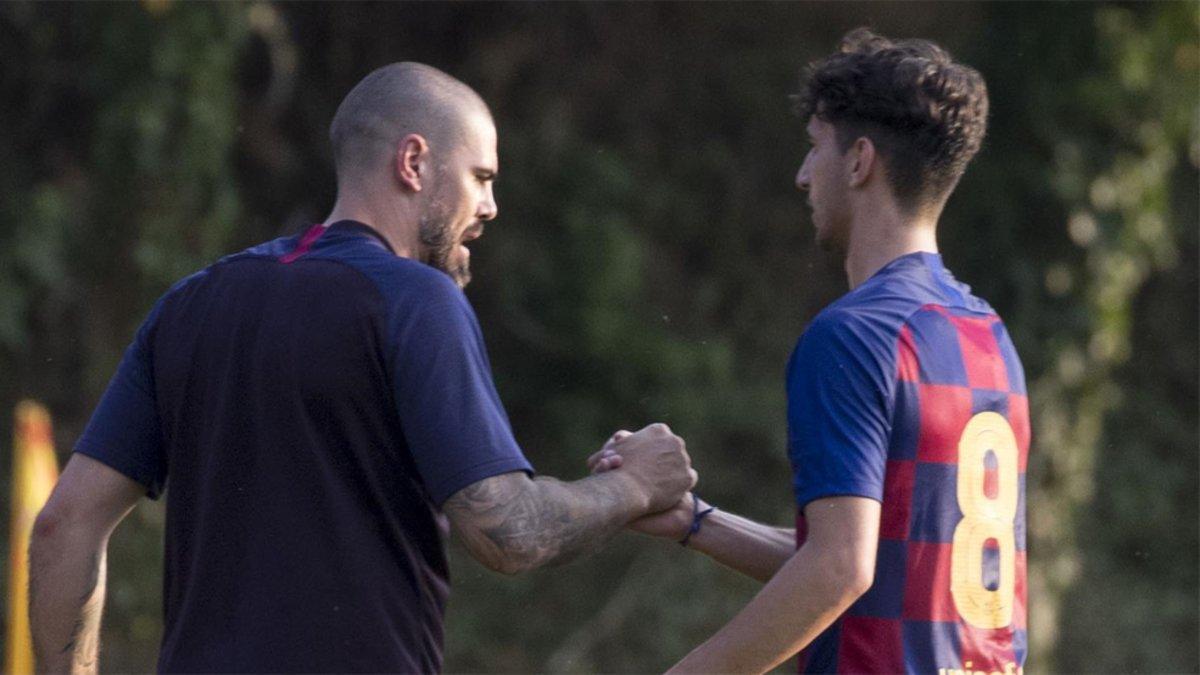 Víctor Valdés con su jugador Oriol Soldevila, en el primer amistoso