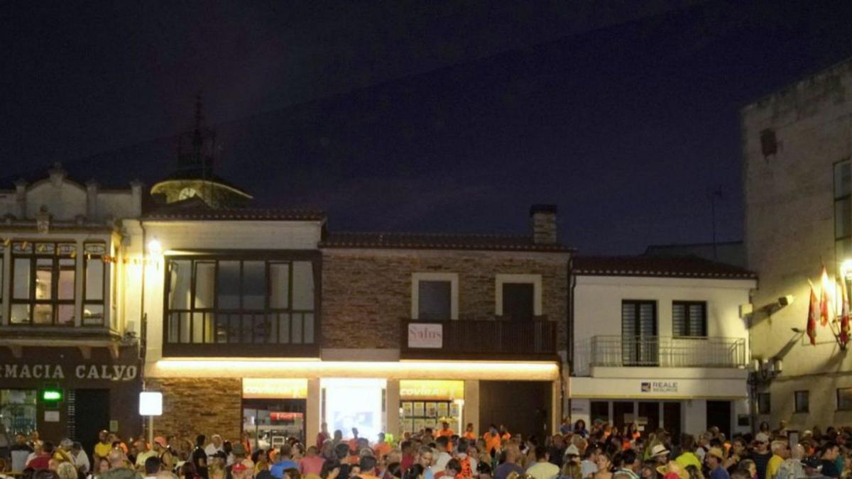 Todos los participantes en la Plaza Mayor de Alcañices. | Ch. S.