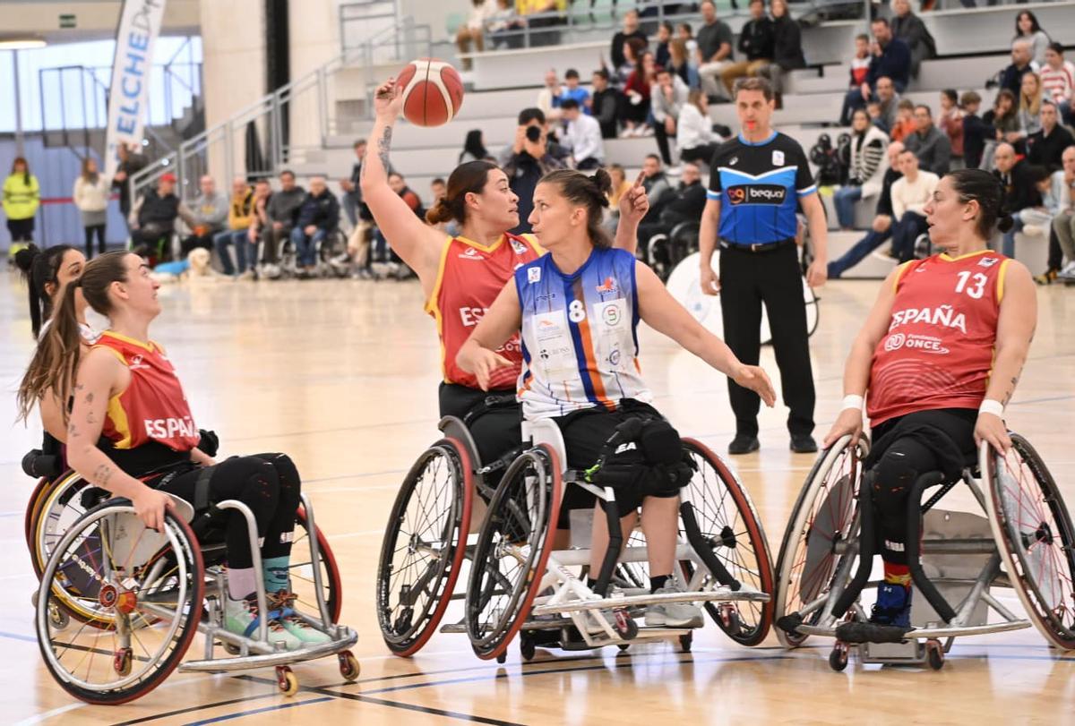 El nuevo pabellón de Elche se estrena con un partido de baloncesto en silla de ruedas con la selección femenina de la modalidad