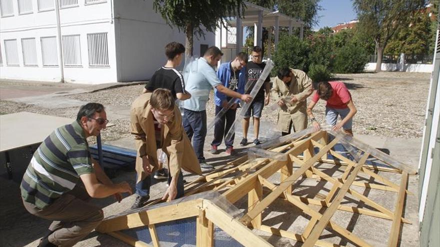 Alumnos del IES Fuensanta crean un invernadero con envases