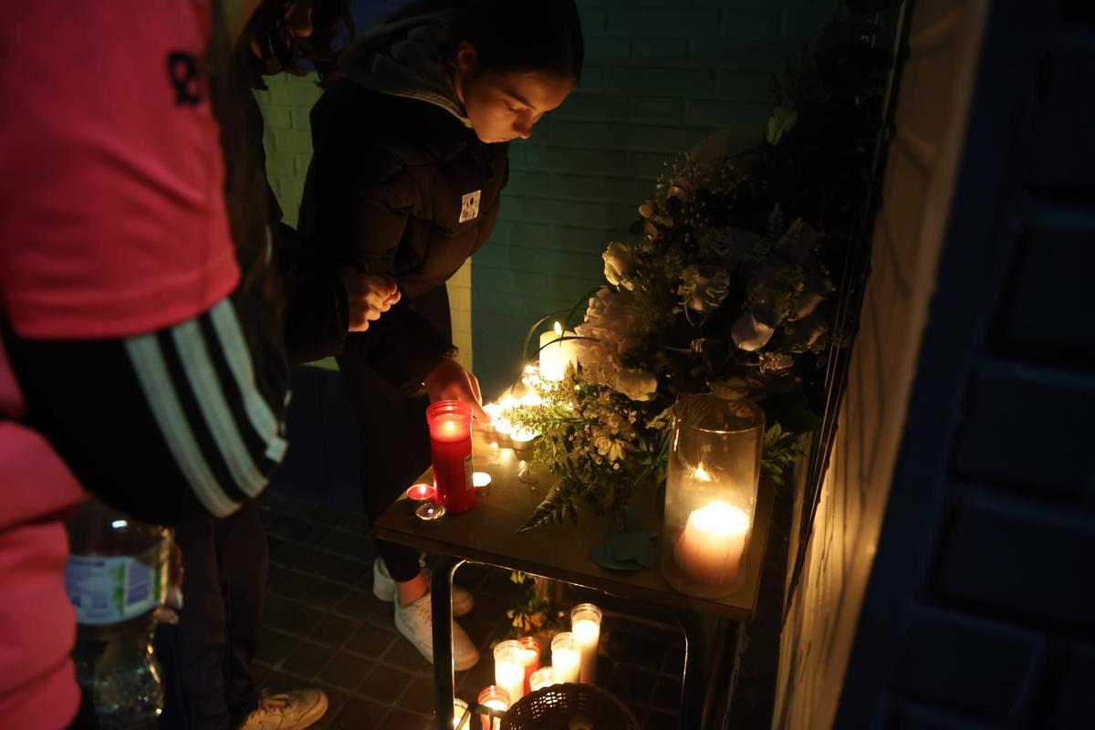 Flores y velas encendidas en recuerdo del menor.
