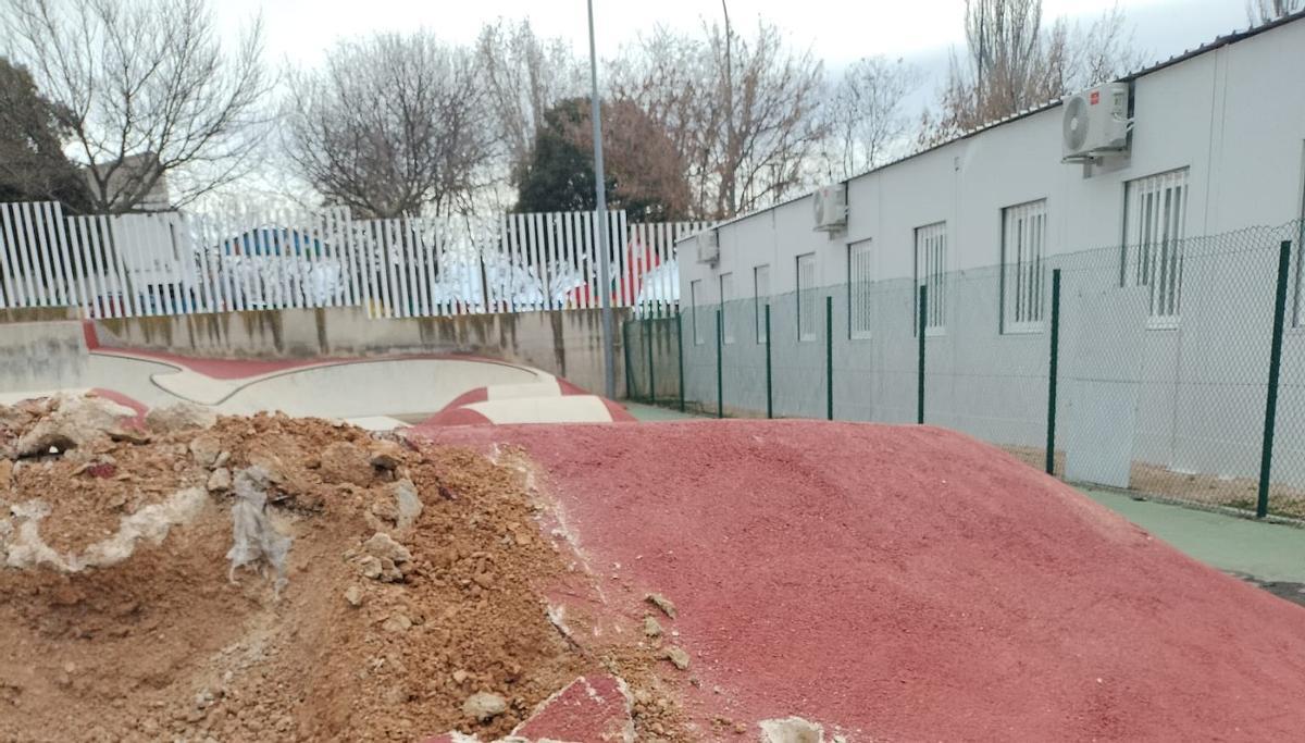 Adecuación del complejo deportivo El Nogueral para la instalación de aulas prefabricadas.