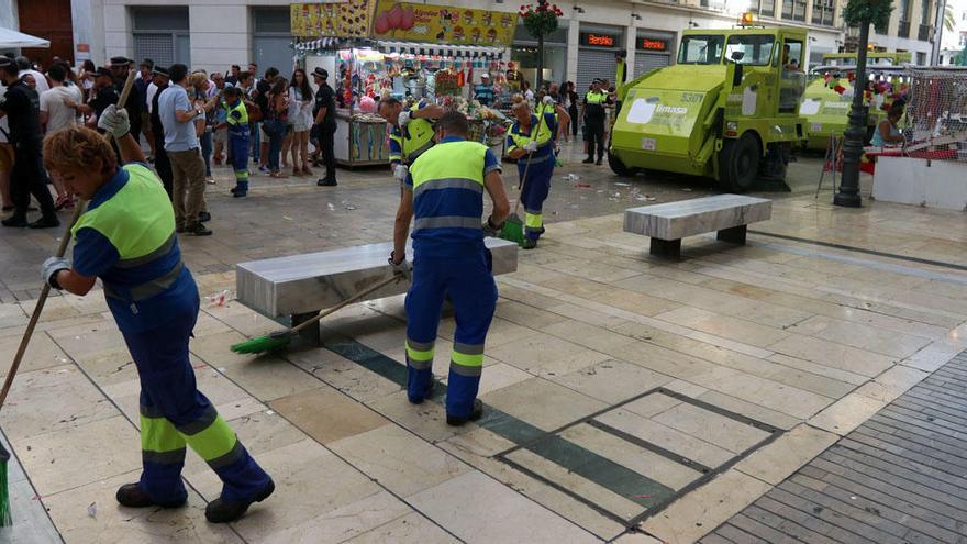 Empleados de Limasa trabajan en la calle.