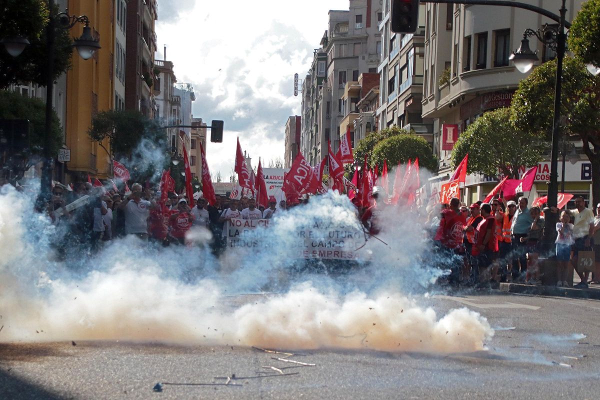 Un momento de la manifestación para mostrar su rechazo al cierre de la planta de Azucarera de La Bañeza.