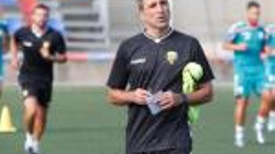 Òscar Álvarez, en un entrenament del Llagostera.