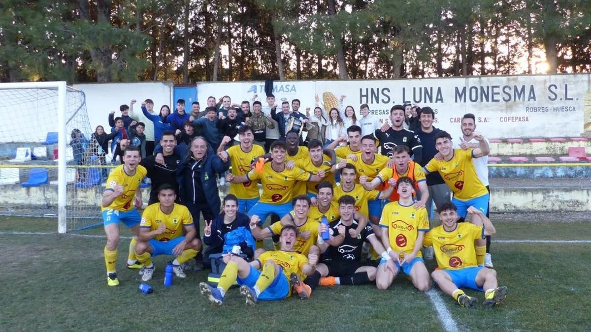 La plantilla del Robres celebra con su afición un triunfo esta temporada en San Blas.