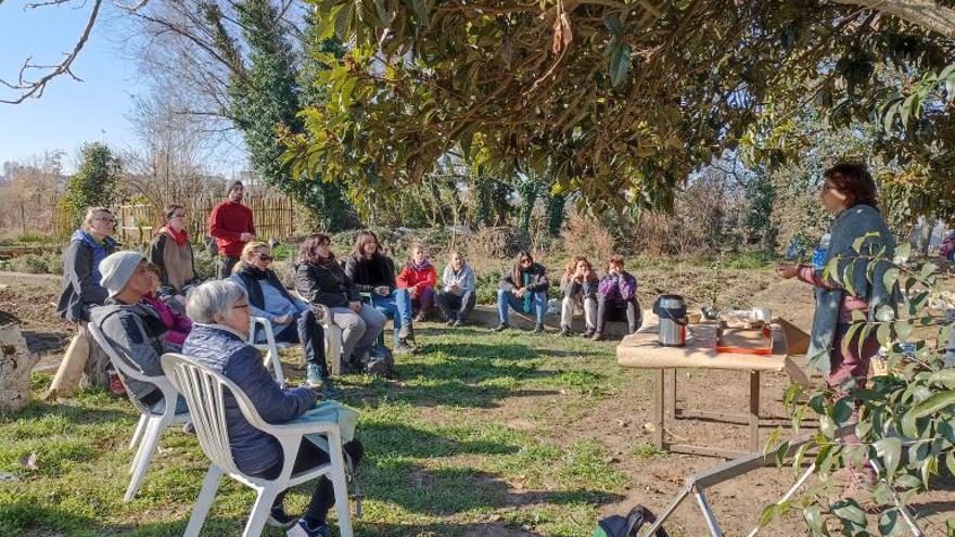 Una de les jornades col·laboratives que s’han organitzat aquest any, liderades per la permacultora Lara Ubago, que dona indicacions sobre l’agroecologia i ajuda a crear una «farmàcia viva», a més de fomentar la connexió amb la natura d’una forma espiritual