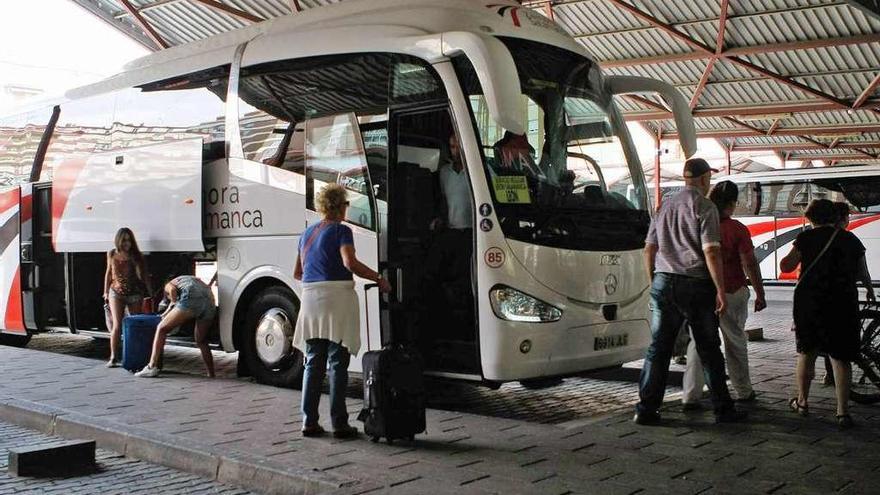 Varios viajeros cogen el bus con destino a Salamanca.
