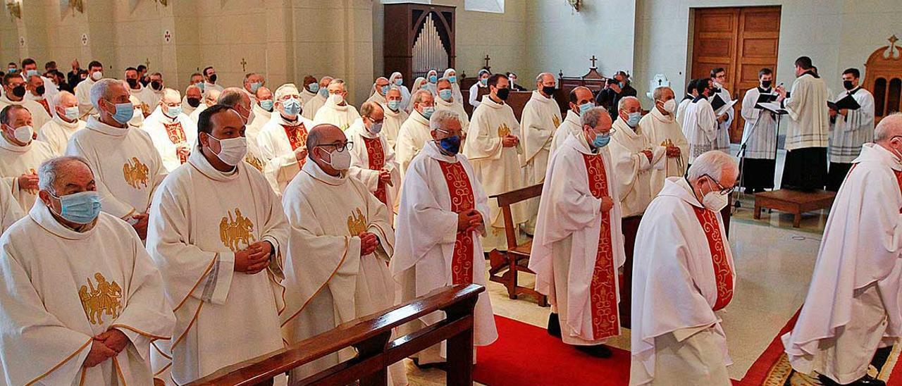 Misa de celebración ayer para homenajear a los sacerdotes que cumplían años de ordenación.