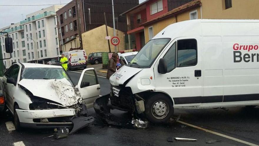 Coche y furgoneta implicados en el accidente de Carral.