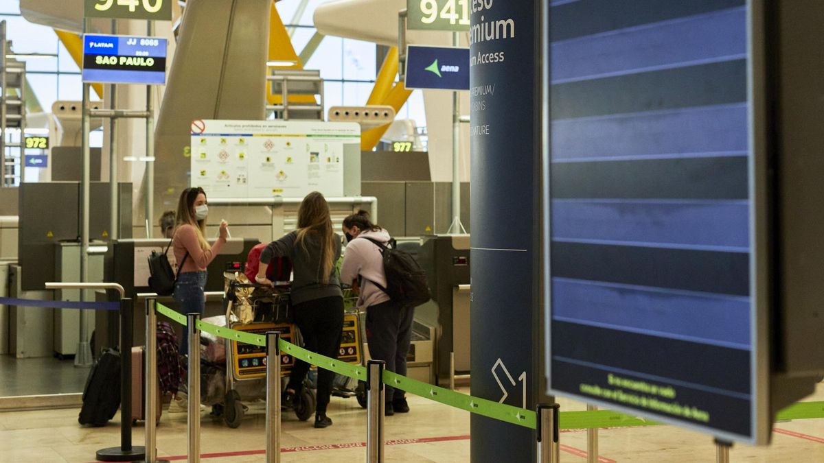 Viajeros en la T4 del aeropuerto Adolfo Suárez Madrid-Barajas.