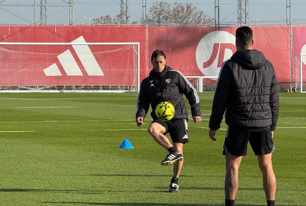 Matías Almeyda Erik Lamela, durante el entrenamiento del Sevilla FC de este jueves