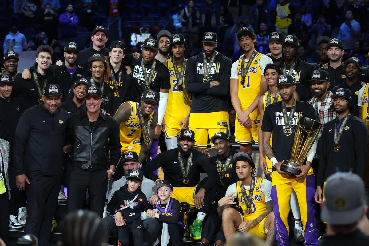 Los Angeles Lakers con la copa tras derrotar a los Indiana Pacers en la final