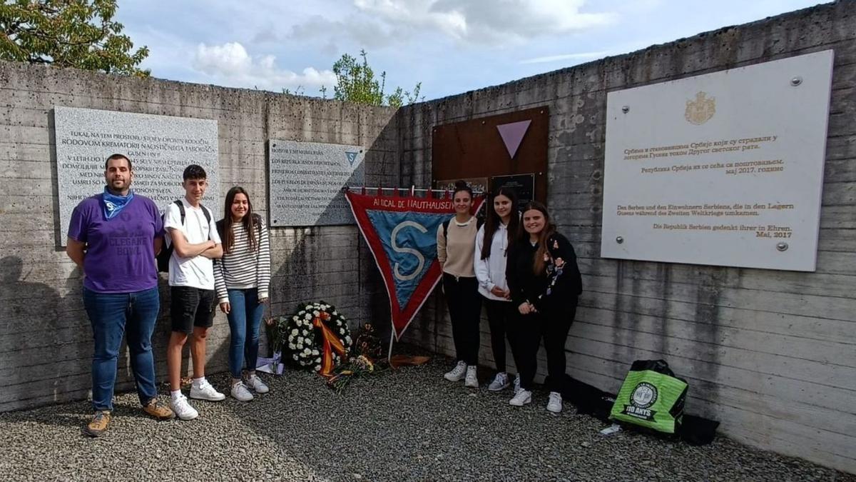 Los cinco estudiantes ejeanos y su profesor, durante la visita al campo de concentración nazi, en Austria. | SERVICIO ESPECIAL