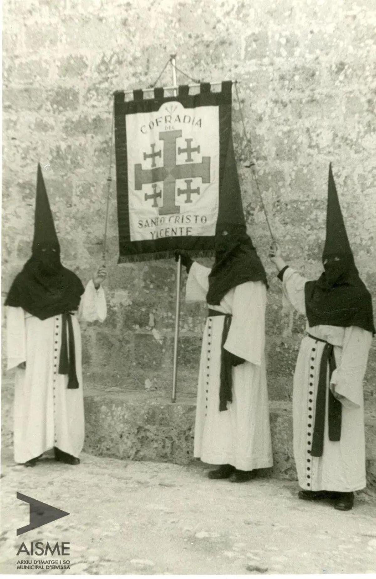 Miembros de la Cofradía del Santo Cristo Yacente.