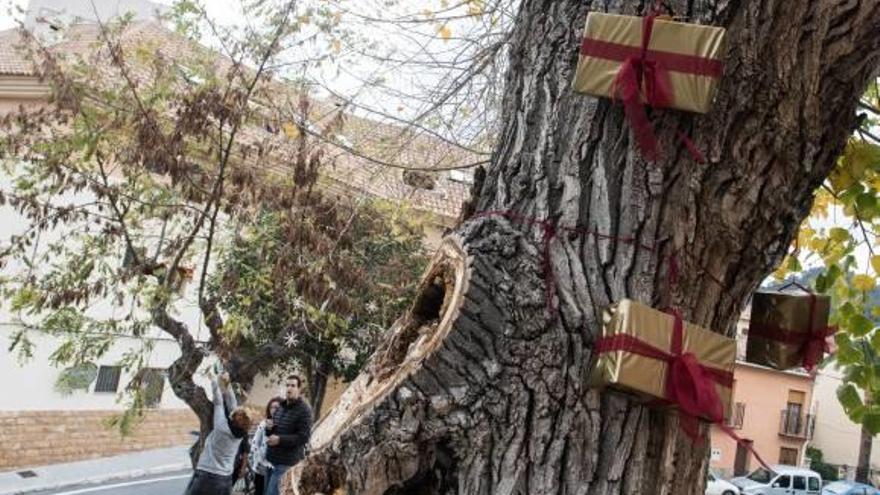 Varios de los adornos navideños que han realizado los pequeños con residuos.