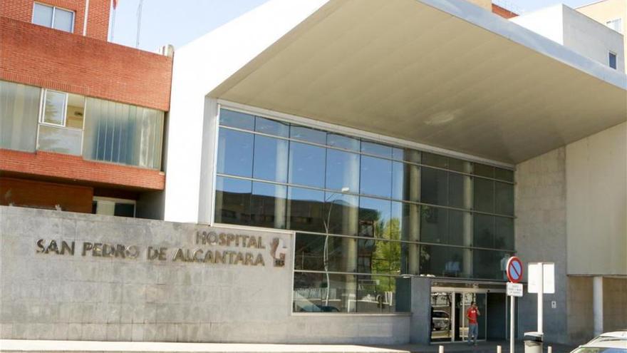 Vergeles asegura que no se va a cerrar ningún hospital en Extremadura durante el puente