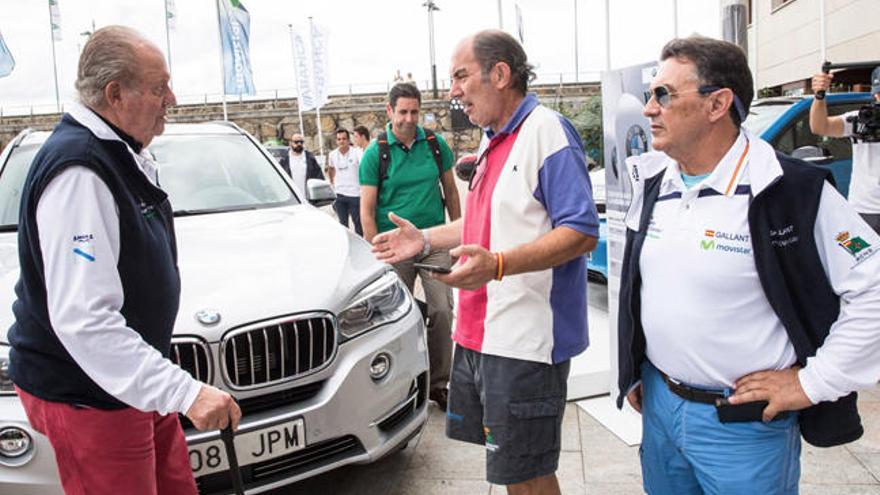 El Rey, a su llegada hoy el puerto deportivo de Sanxenxo. // RCNS