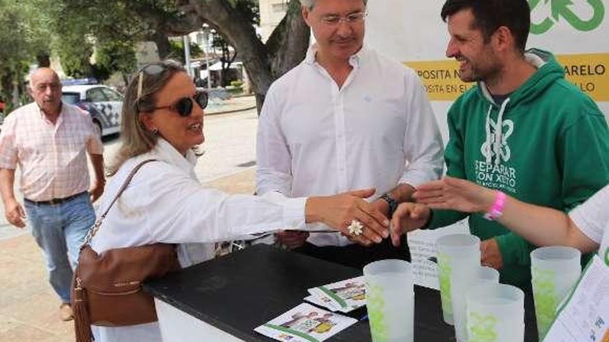 Ángeles Domínguez y José Cacabelos, en una campaña de promoción del reciclaje en O Corgo. // Muñiz