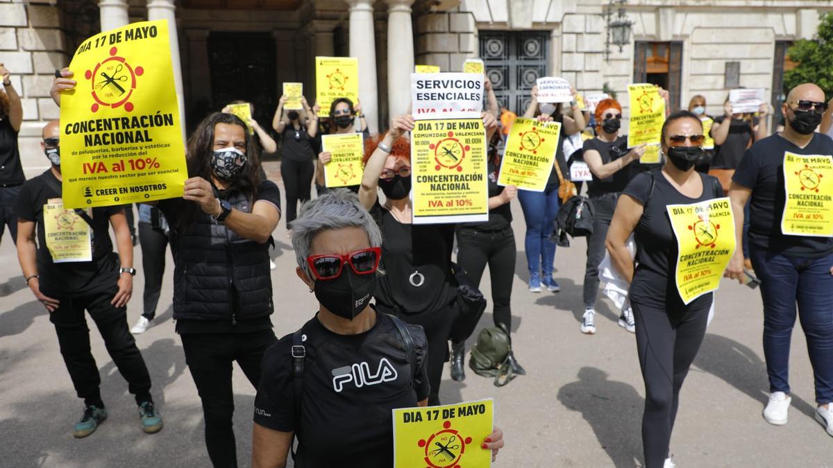 Peluquerías, barberías y centros de estética protestan en Valencia