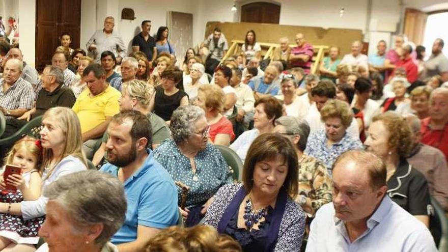 Arriba, asistentes al pregón en Granda; debajo, la elección de Xana y Trasgu, Adriana Bayón y Daniel del Canto.