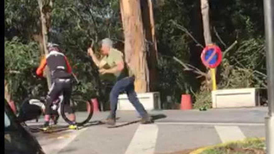 El camionero de la agresión a los ciclistas en Pontevedra: "Colgouse do espello e deume un puñetazo"