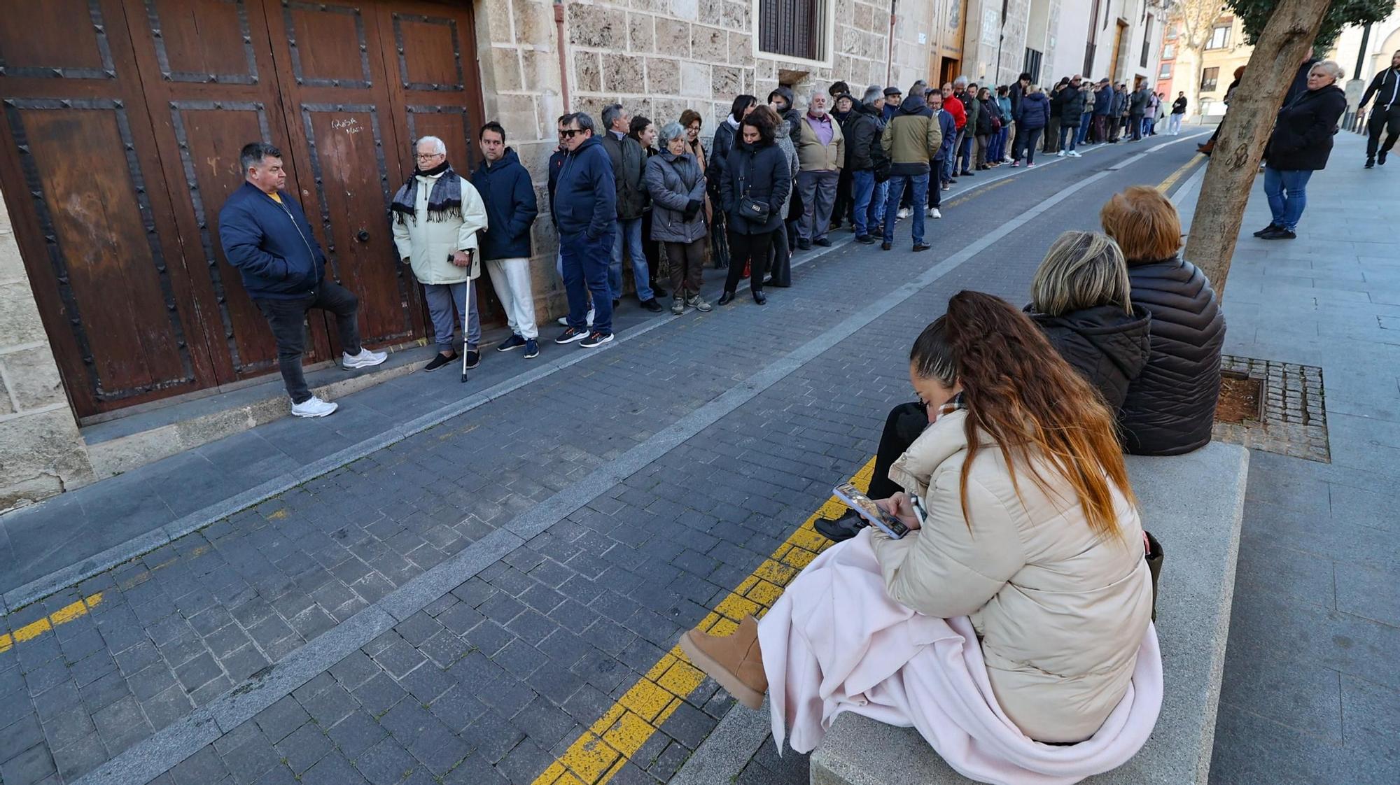 Los primeros compradores de las sillas, que han hecho más de cinco horas de cola y procedían de Benidorm