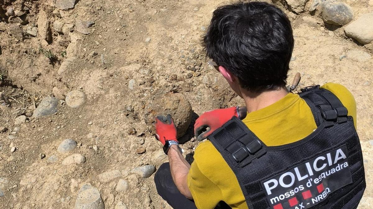Un mosso amb el projectil del jaciment del pati de les Monges