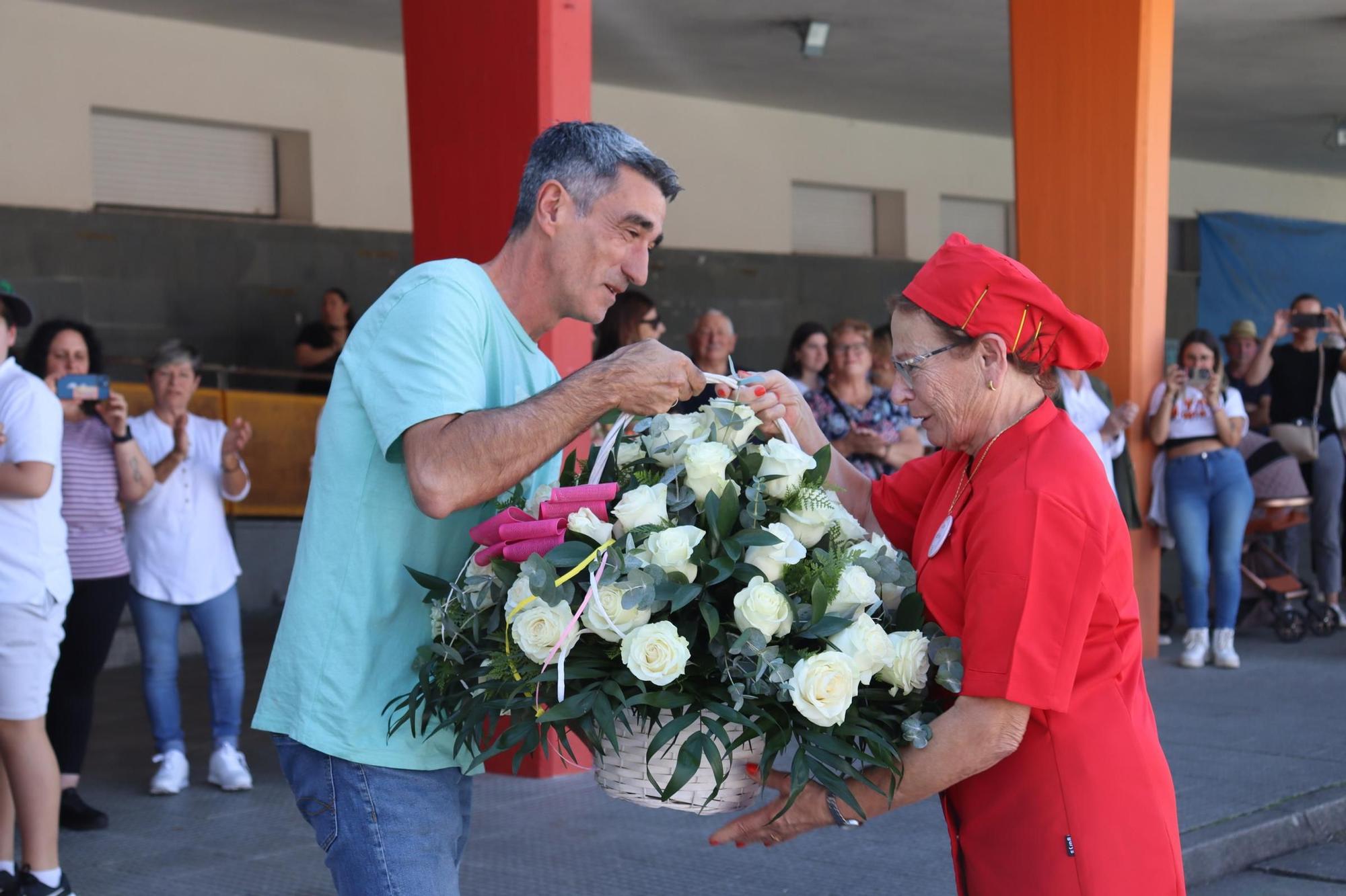 El homenaje a Rosa Isorna Portugués, que se jubila a los 72 años después de 46 ejerciendo como cocinera y «segunda madre» en el CPI Progreso de Catoira.