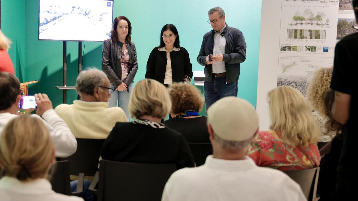 Nieves Martín, Carolina Darias y Mauricio Roque, ayer en el Castillo de Mata junto a vecinos del Distrito Centro.