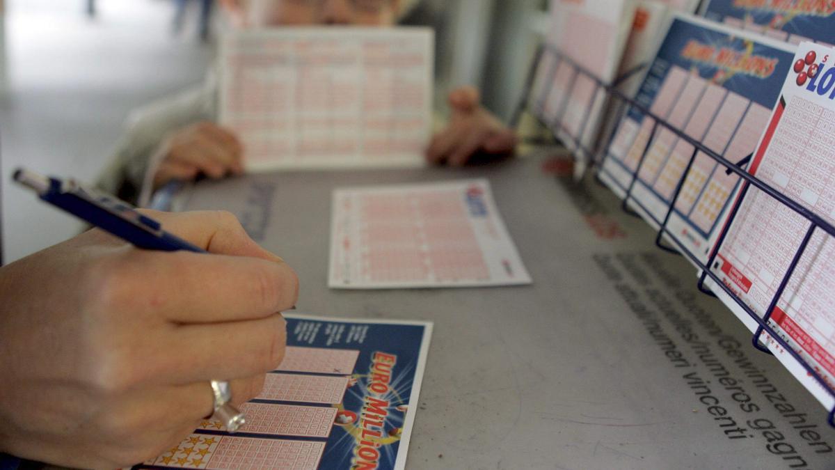 Una mujer elige sus números en el boleto de Euromillones.