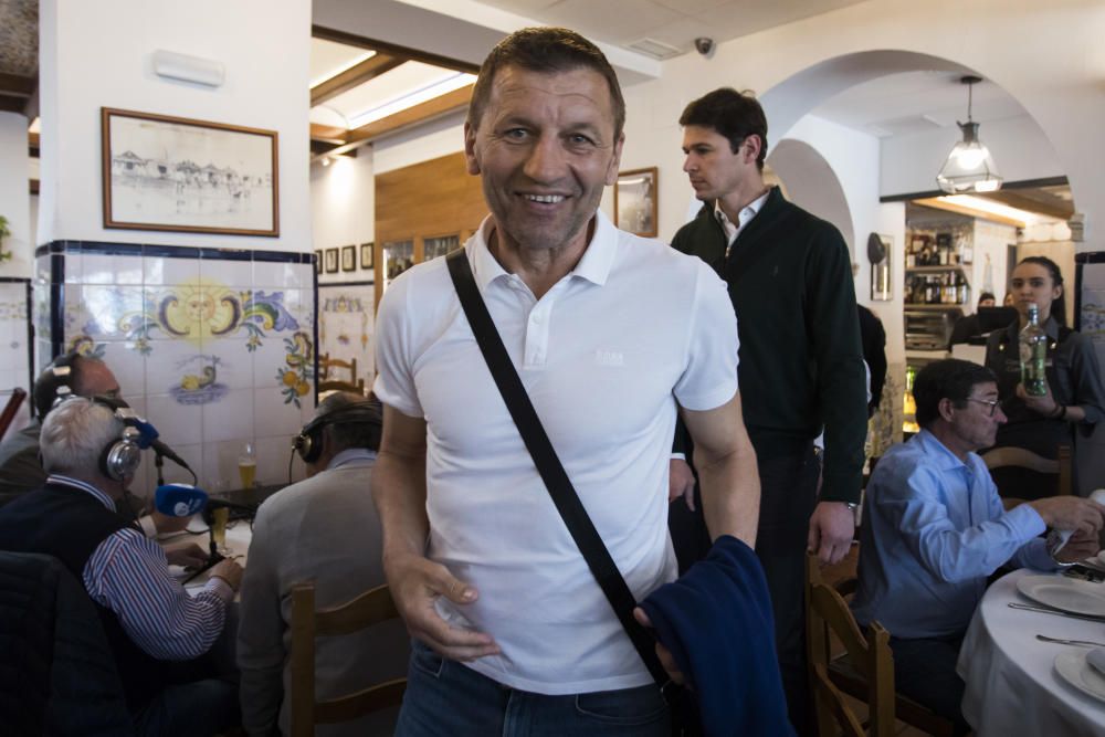 El empresario Pepe Barberá organizó ayer una comida por el Centenario del Valencia con más de 100 exjugadores y exdirectivos de distintas generaciones: Saura, Roberto Gil, los hermanos Claramunt, Forment, Tatono, Paquito, Zigic, Carboni... (en la imagen, Juan Sánchez saluda a Juan Martín Queralt ante Bartual y Llorente).