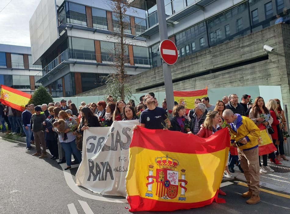 Vigo recibe entre aplausos y al grito de "¡Valientes!" a los agentes de la UIP que regresan de Cataluña