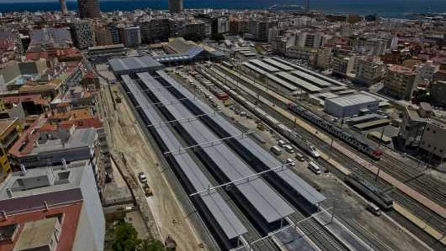 Tres imágenes de la inauguración de la línea de alta velocidad. Estación y andenes preparados, el primer AVE llegando a Alicante y la alcaldesa, Rajoy y Fabra con la Bellea del Foc.