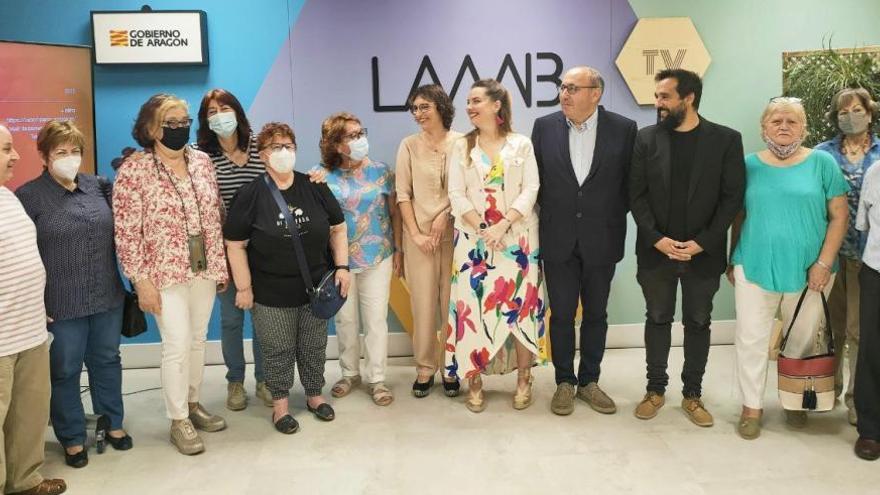 Los mediadores mayores, junto a Ortín, Oliván, Jiménez y la consejera Maru Díaz, en el centro.