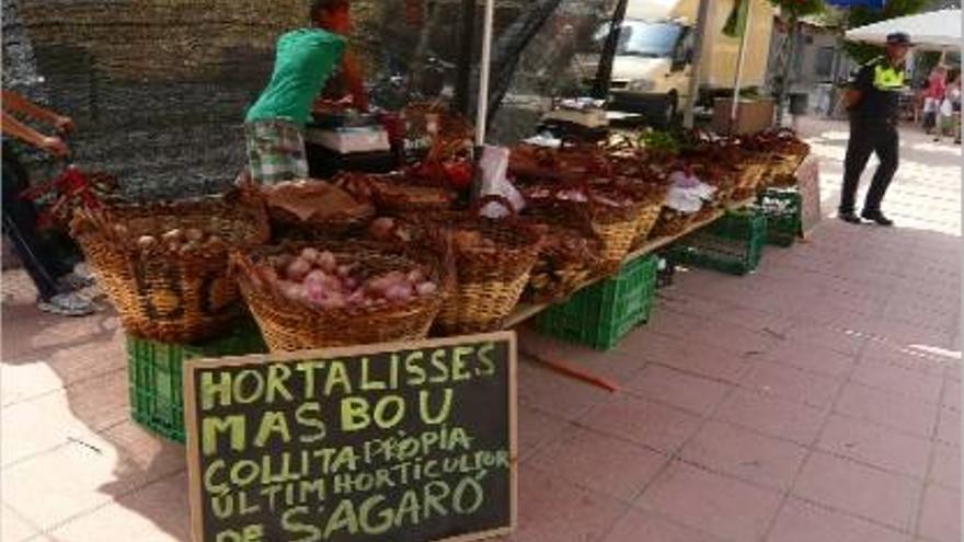 El Mas Bou té parada al mercat de Sant Feliu de Guíxols, on ven productes de collita pròpia.