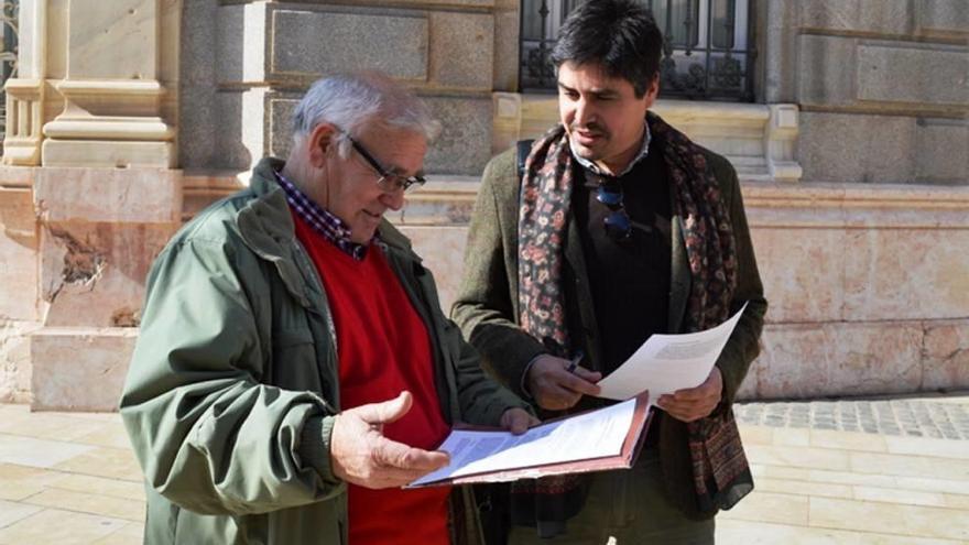 El presidente vecinal, Fulgencio Sánchez, junto a Giménez Gallo.