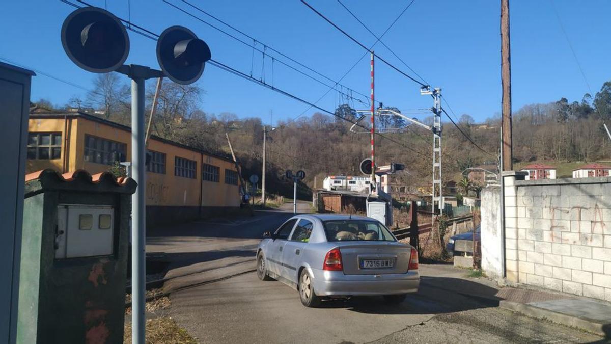 El paso a nivel de La Medina, en Infiesto, en una imagen de archivo.