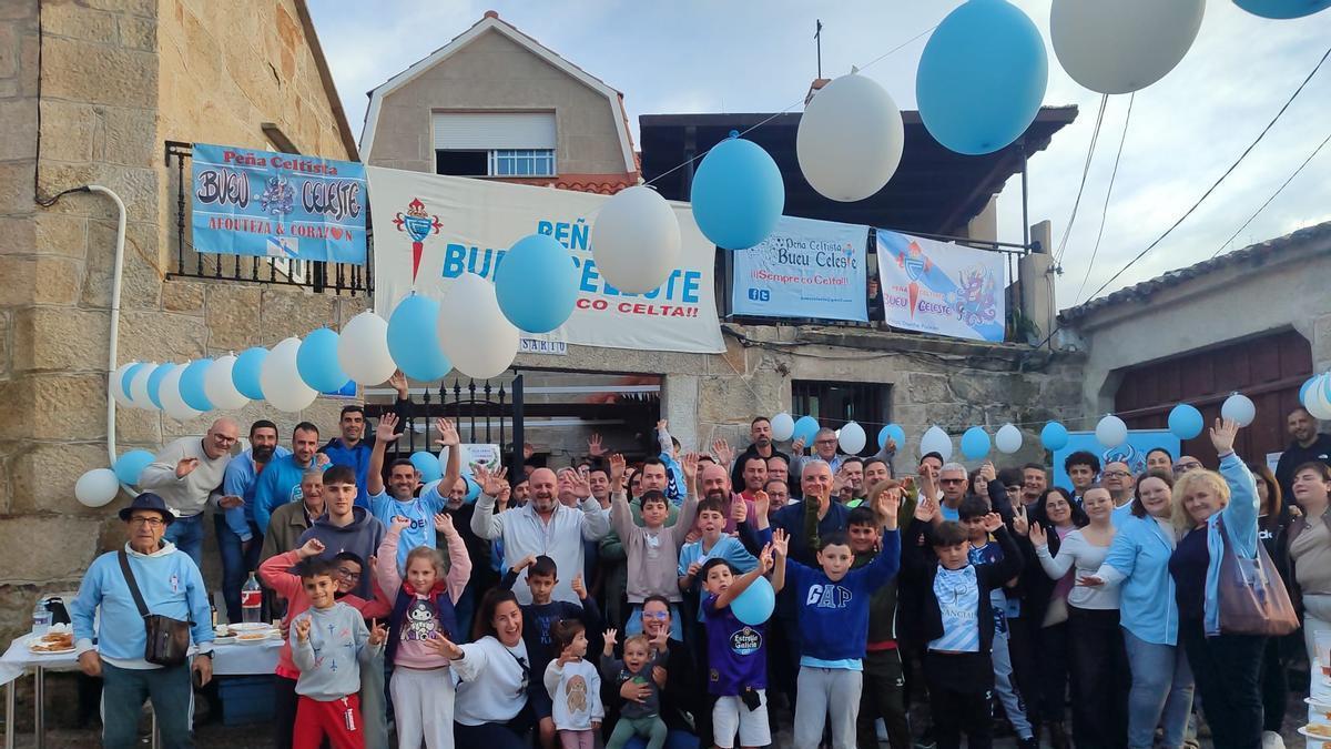 Asistentes al acto de aniversario de la Peña Bueu Celeste, en la parroquia de Cela.