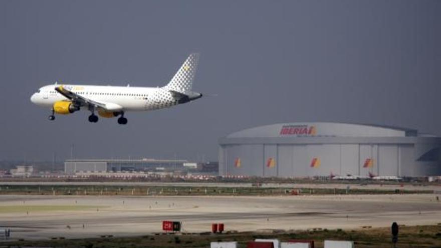 Un avió aterrant a l&#039;Aeroport de Barcelona