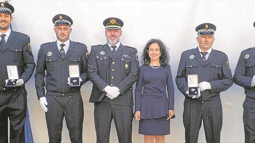 Condecoran a cuatro policías de Onda por salvar a un bebé en 2018